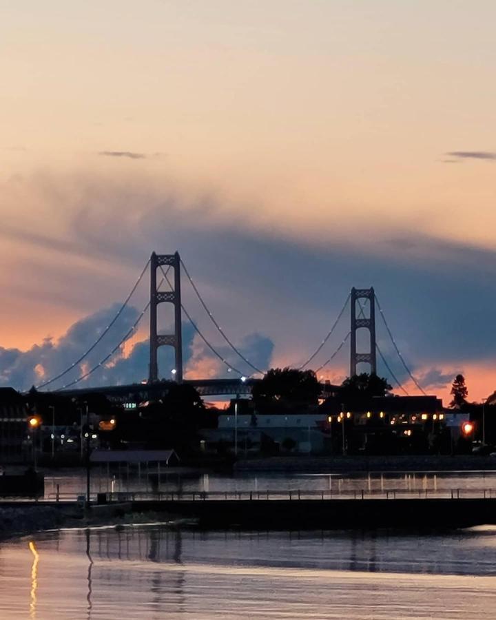 Mackinaw Beach And Bay Inn & Suites Mackinaw City Buitenkant foto
