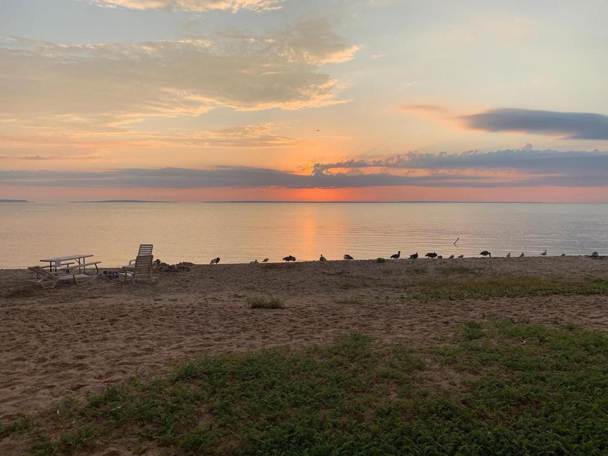 Mackinaw Beach And Bay Inn & Suites Mackinaw City Buitenkant foto
